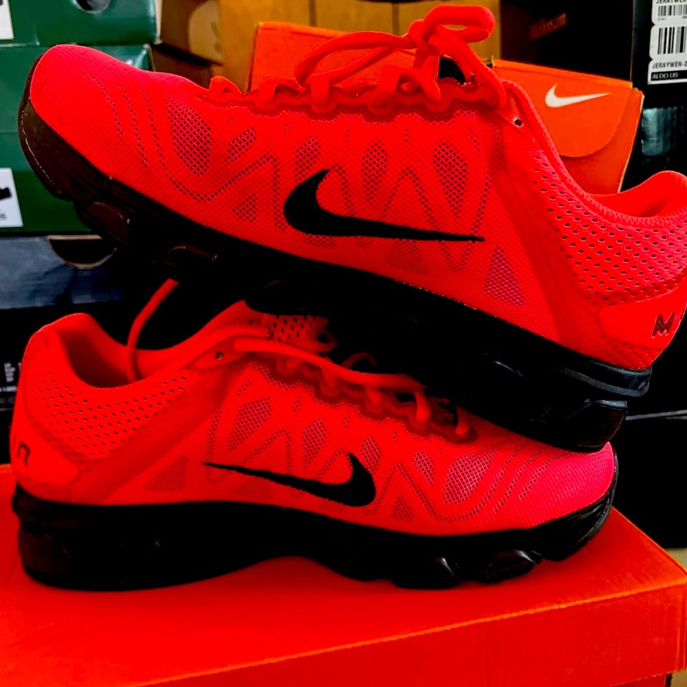 Womens Size 8.5 - Nike Air Max Hyper Punch NEW